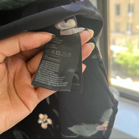 {H&M} 🔷 Black floral button down - Picture 3 of 5